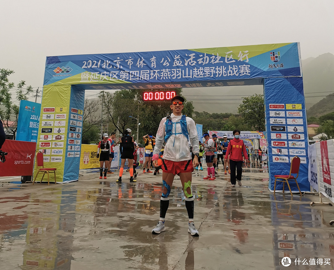 可以看到赛前大雨，公路路面有不少积水