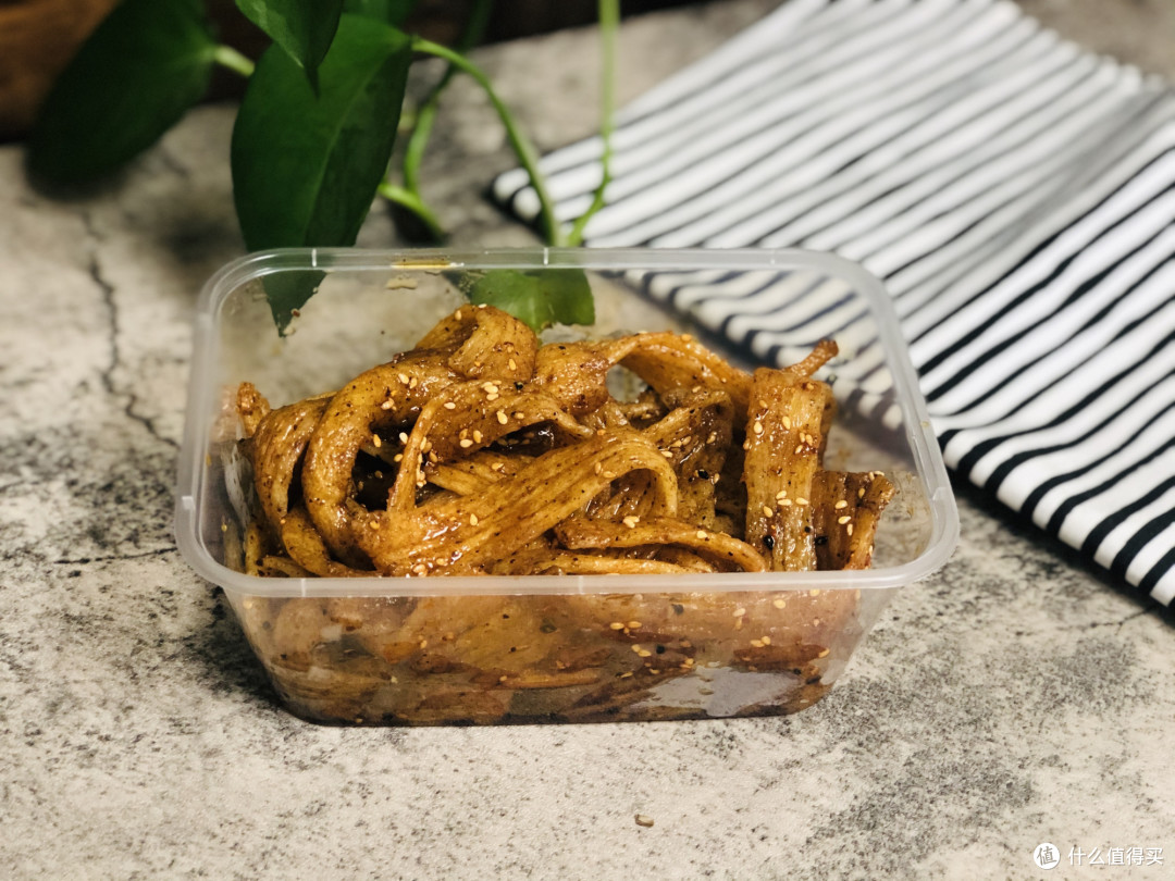 辣条别再买着吃了，自己在家就能做，10元钱做一锅，看着就流口水