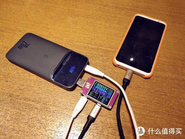 倍思磁吸无线快充移动电源：自带MagSafe，一个同时充仨