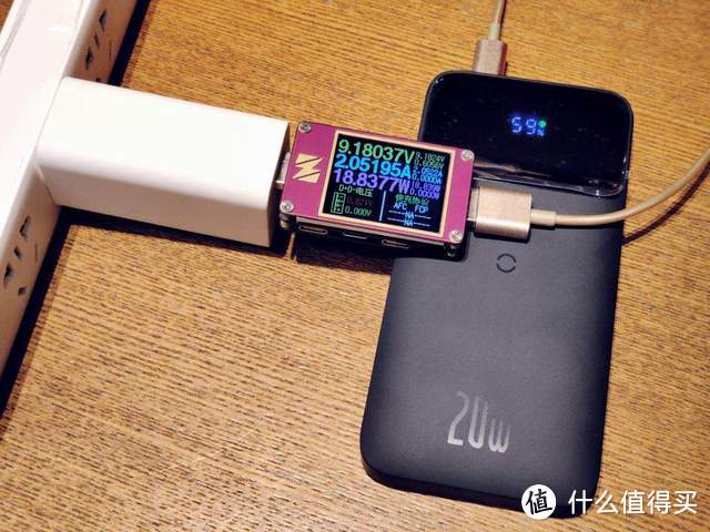 倍思磁吸无线快充移动电源：自带MagSafe，一个同时充仨