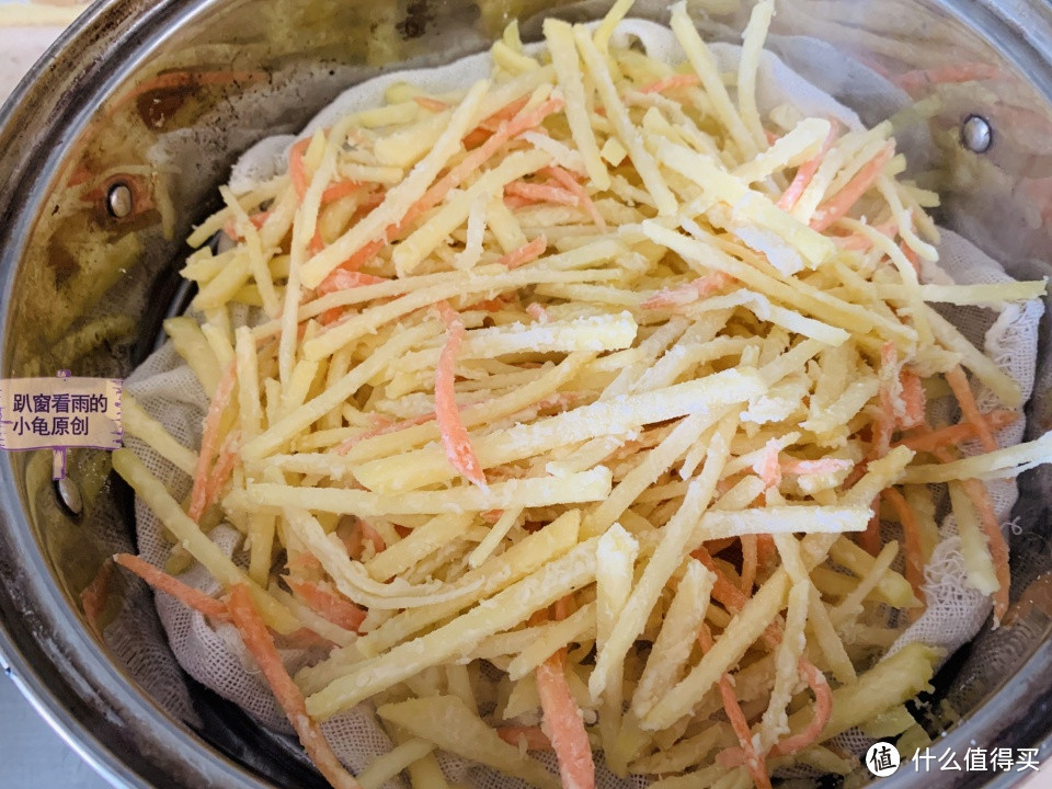 2个土豆、半根胡萝卜就能做一道传统美食，绵软鲜香，二碗不够吃