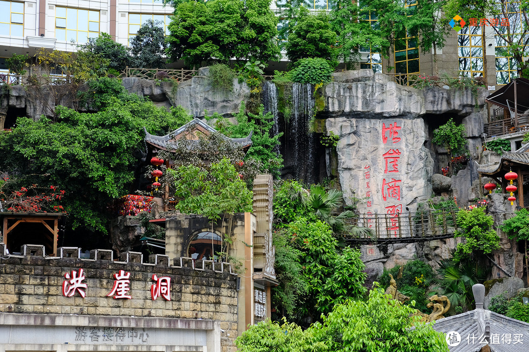 重庆洪崖洞：游客最爱去的旅游景点，本地人让一片崖壁重获新生