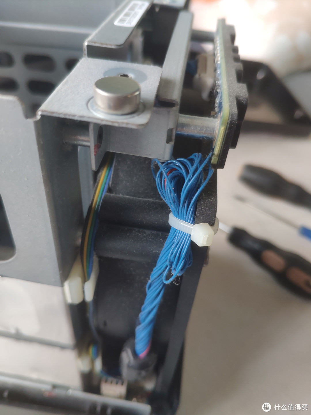 这条蓝色线缆是面板指示灯连接线 威联通真牛逼 居然用线缆连接 完全可以定制条排线连接啊 