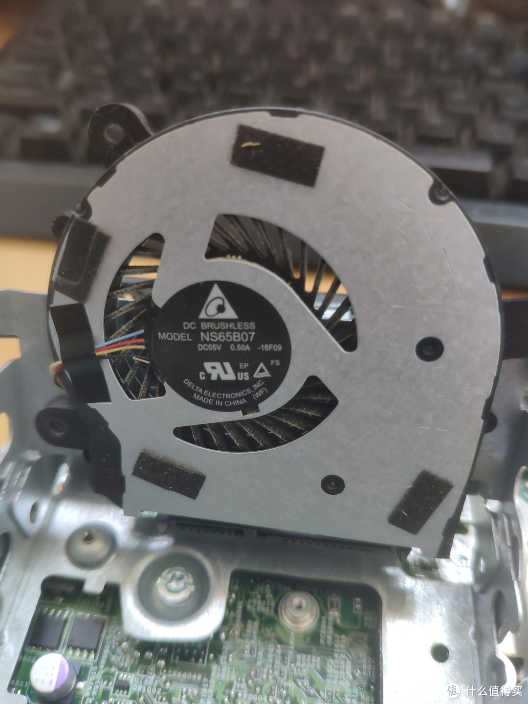 硬盘位处小风扇是5V四线的 说明它也是随温控速的