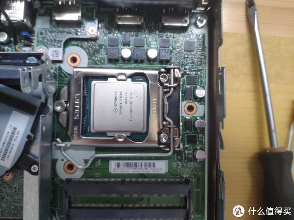 说到cpu 不得不说牙膏真保值，这小主机可以支持六代七代标压U的，六七代差距不是很大，七代对应型号贵个一二百，那就上个6600算了，等后面再上7700