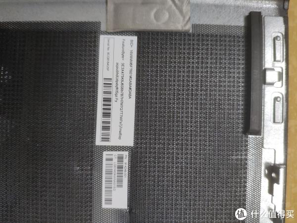 顶盖反面上也贴有序列号 这盖子散热孔还贴有防尘网 好评