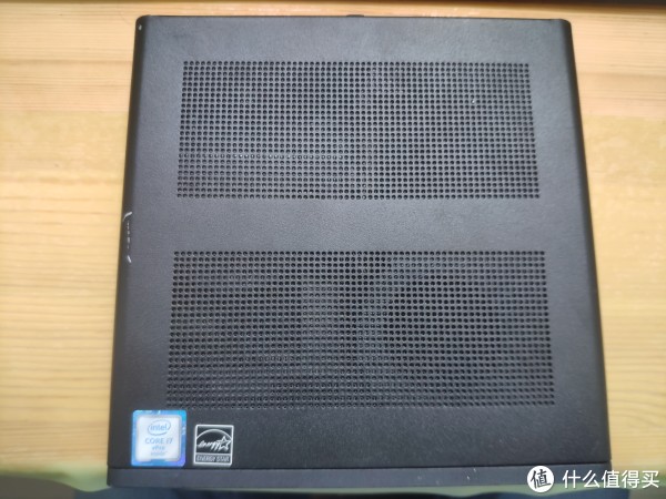 打开包裹 本体还是足够小巧的 本来是下单dell 7050m的，无奈那位海鲜摊主对咨询回复模棱两可，问他是不是铜底散热器就回复个肯定能上标压U，让他把散热器拍照一下也极不情愿说发货前拍，果断取消订单。这里要提醒一下后入的值友，戴尔标压版可不是只看电源功率，还要看其散热器（标压是铜底散热器，低压是全铝散热器），海鲜市场上有部分机子通过刷bios变成标压的，7050m标压版海鲜市场上流通少