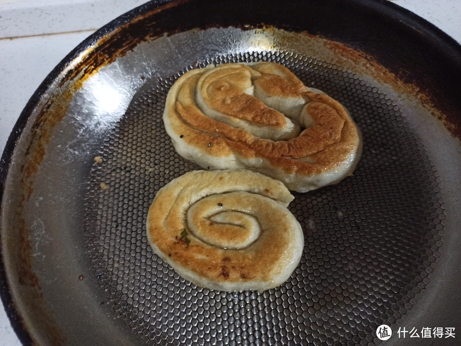 美食不负好心情：今天做酥香脆嫩的锅盔，你们那里有这样圆圆的锅盔吗？还是长条形的扁状锅盔呢？