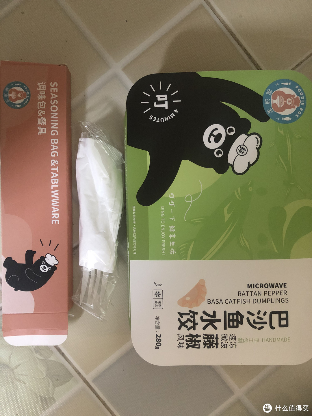 巴沙鱼水饺是母上中午煮的，调味和餐具包我以为是每个水饺一份，但是我回去看到其他的水饺是没有配调味包的，因为我不是第一个开箱的，所以具体产品怎么配的，我也不能乱说，可以参考其他值友的测评~