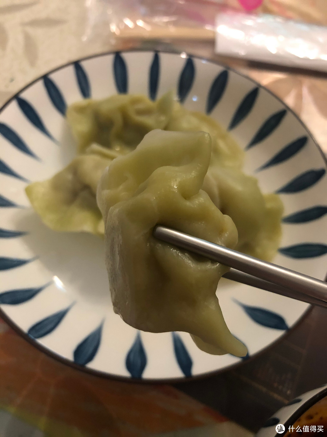 饺子皮淡淡的绿色，应该是菠菜汁的颜色