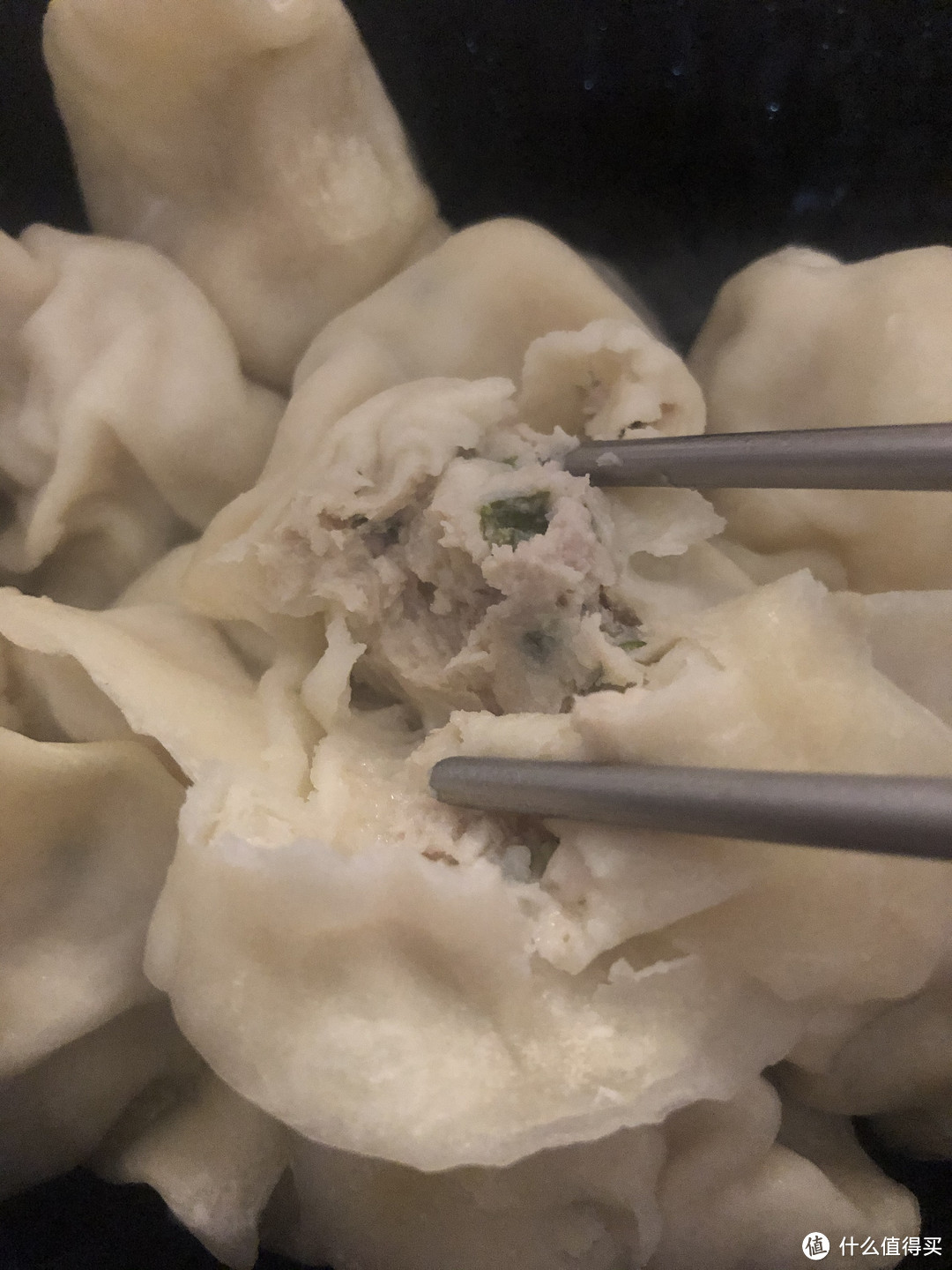 白白的肉馅是鲅鱼和猪肉,看的出来很细腻