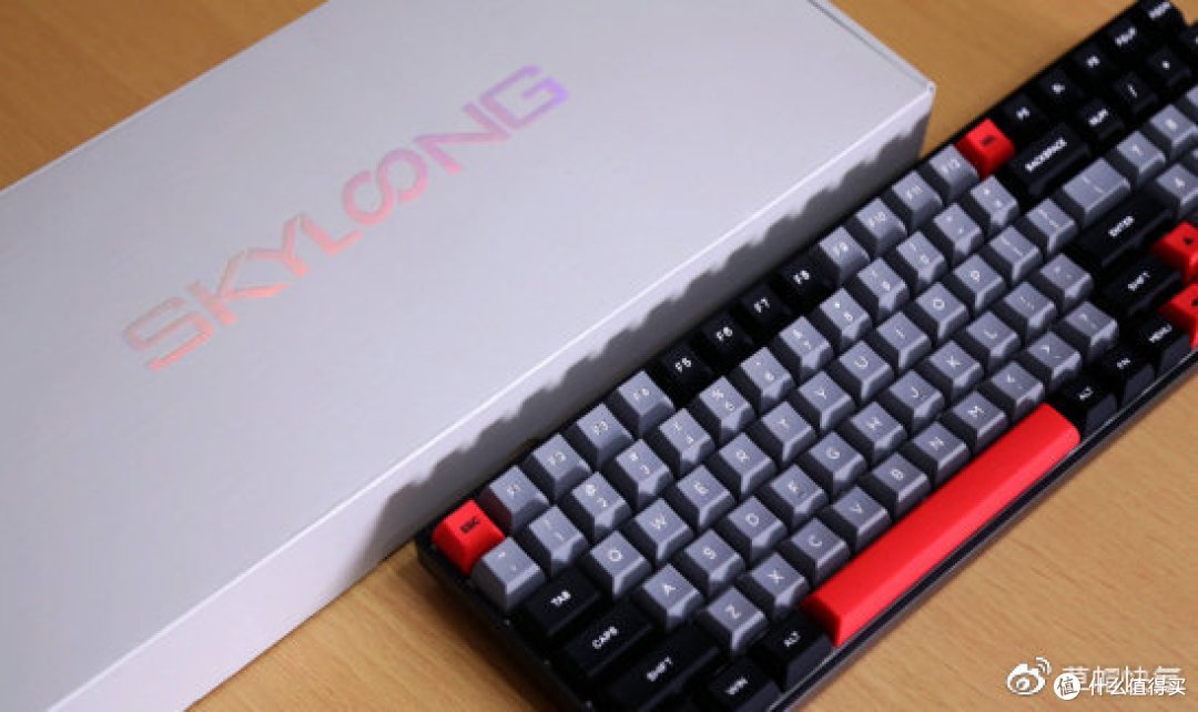 头一次体验 SKYLOONG小呆虫SK96S双模机械键盘 硅胶帽手感真心好