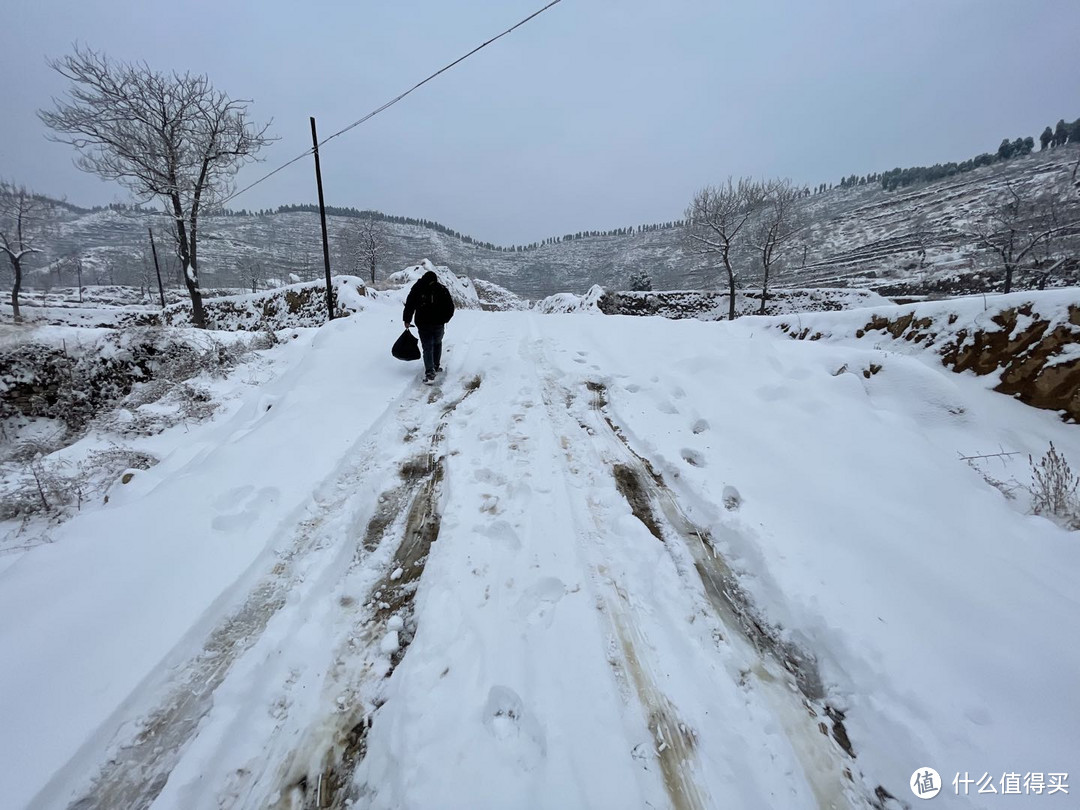 两驱车遇上下雪连村子都出不去，只能徒步上山