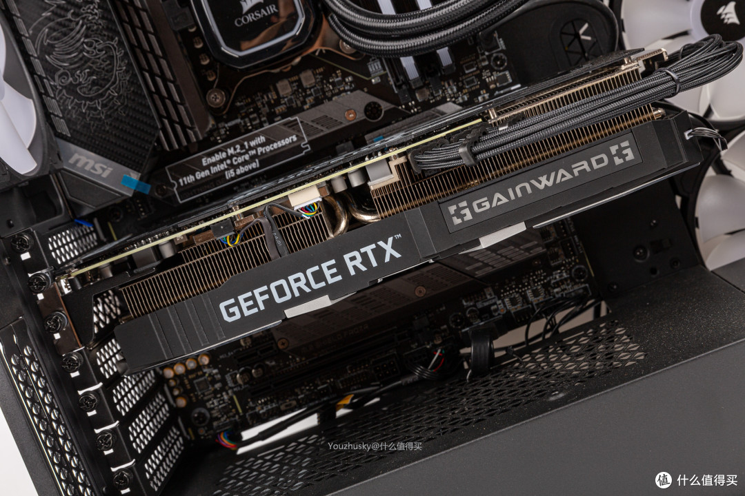 整机内部，耕升RTX3080TI炫光OC的GEFORCE RTX标和耕升品牌标
