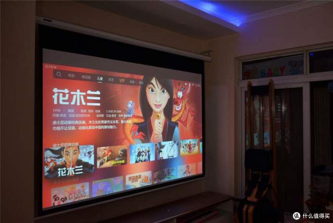 国产推出不插电投影:内置电池,1080P分辨率,最大能投120寸