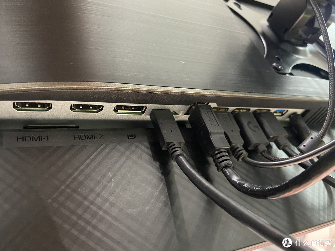 U2D的接口，2*HDMI+DP+USB-C+4*USB+音频接口