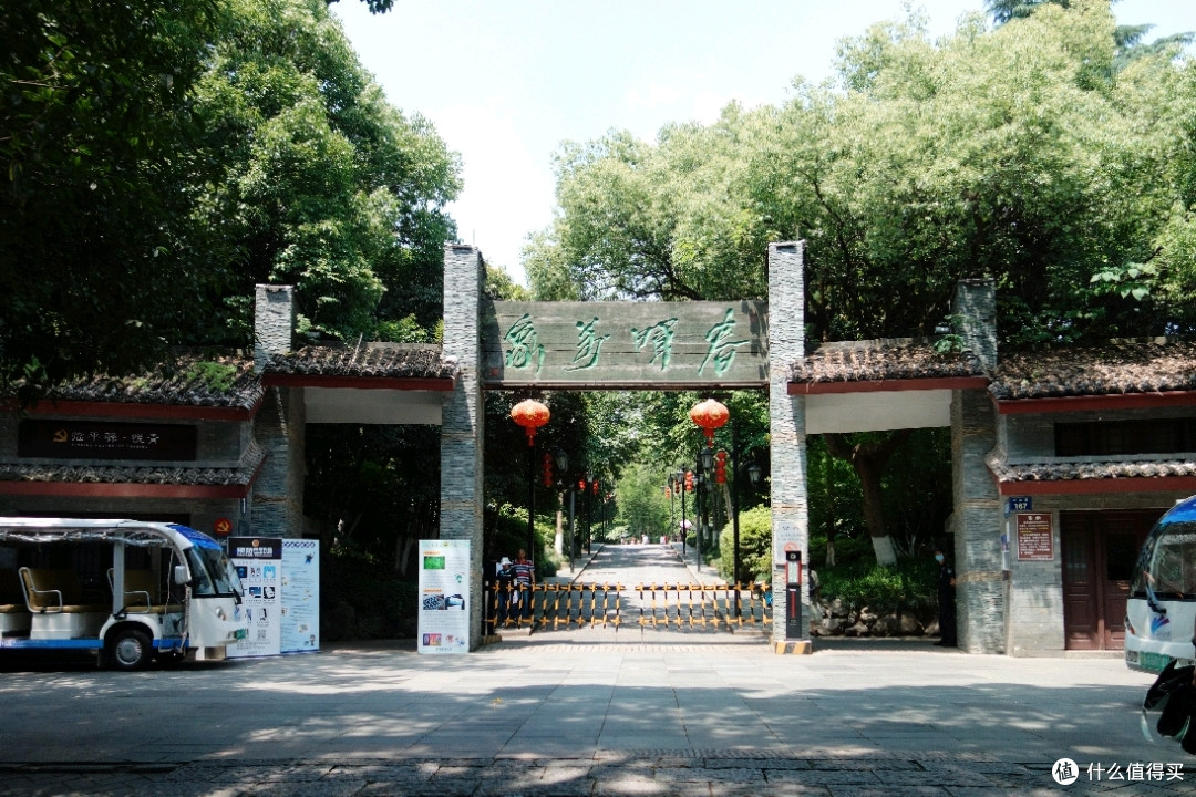 走了段山路到了正门口