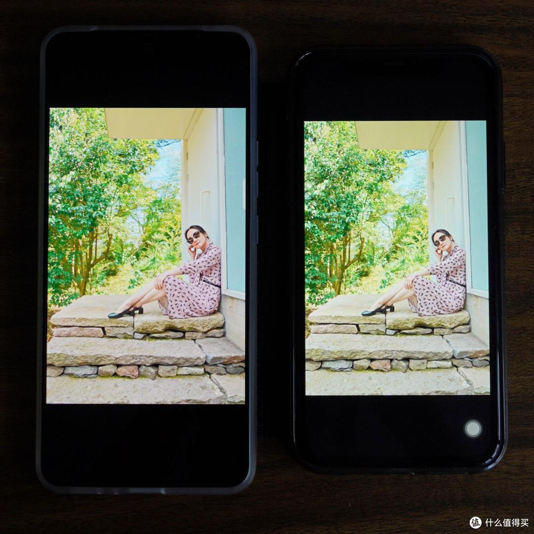 左边Axon 30 Pro,右边iPhone11。