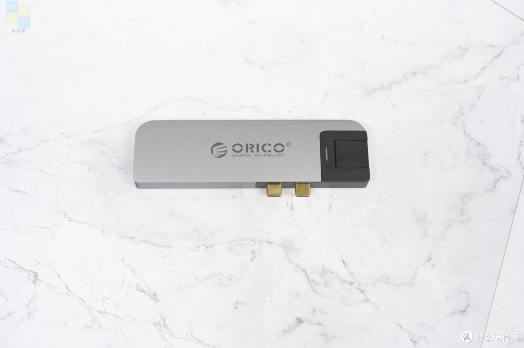 接口更齐全，还支持雷电3，Orico Type-C 八合一多功能扩展坞上手