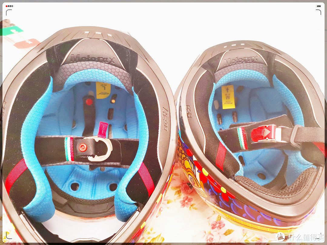 锁扣是2个头盔区别很大的地方，左边的R50S采用双D扣 而右边的R50采用的是插片设计