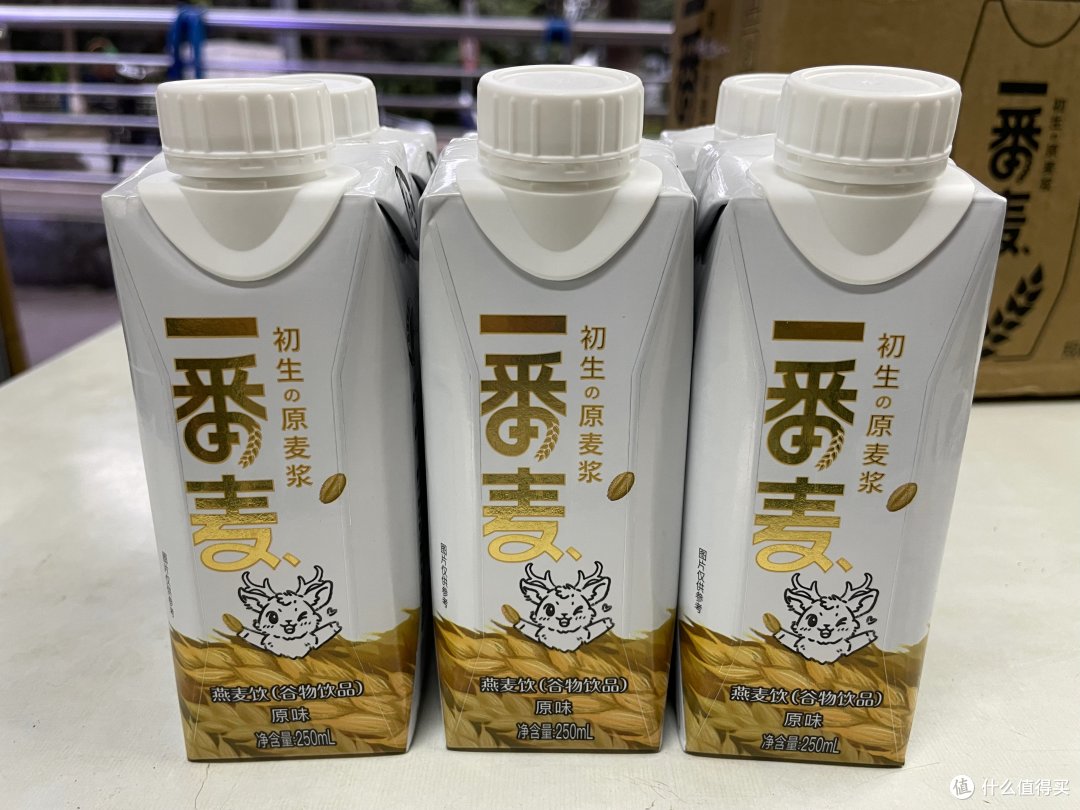 拿出饮品正面下面有燕麦的图片,而且是有瓶盖的设计。