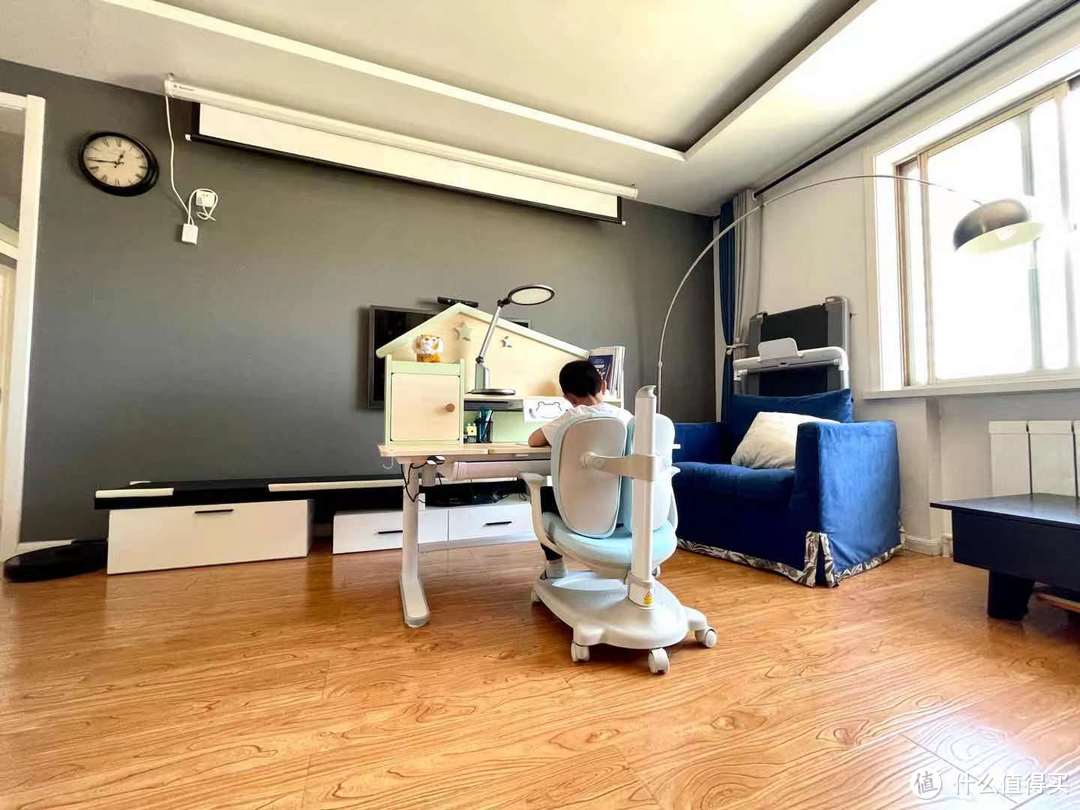 养成良好坐姿从儿童学习桌椅开始!乐歌电动升降学习桌使用测评