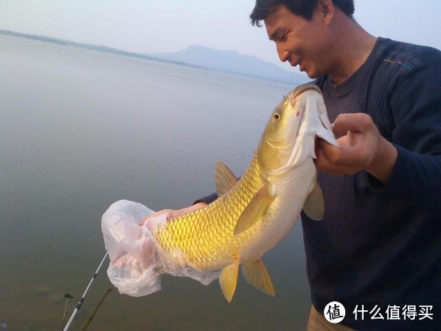 夏季外出钓草鱼，“方向要对，路子要野”，不愁没有大鱼钓