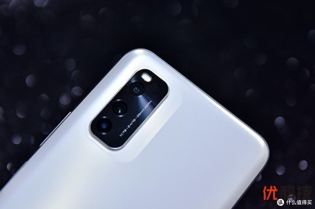 顶级配置+高刷LCD iQOO Neo5 活力版冰峰白真机图赏