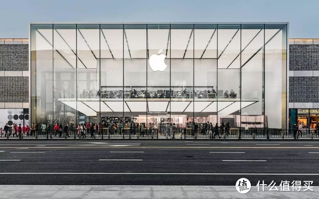 杭州的Apple Store可以说是国内比较大比较好看的一个苹果商店了。全玻璃幕墙加上软膜天花