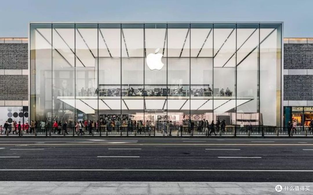 杭州的Apple Store可以说是国内比较大比较好看的一个苹果商店了。全玻璃幕墙加上软膜天花