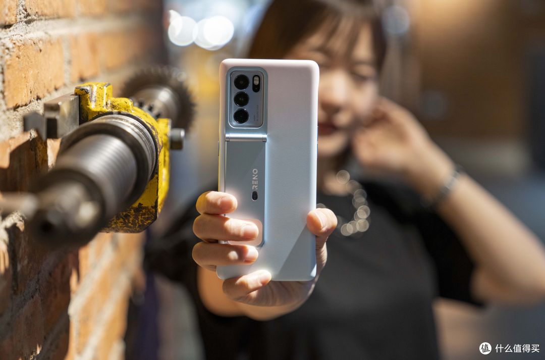 让妹子爱上裸妆拍照的自拍神器：OPPO Reno6 Pro夏日晴海