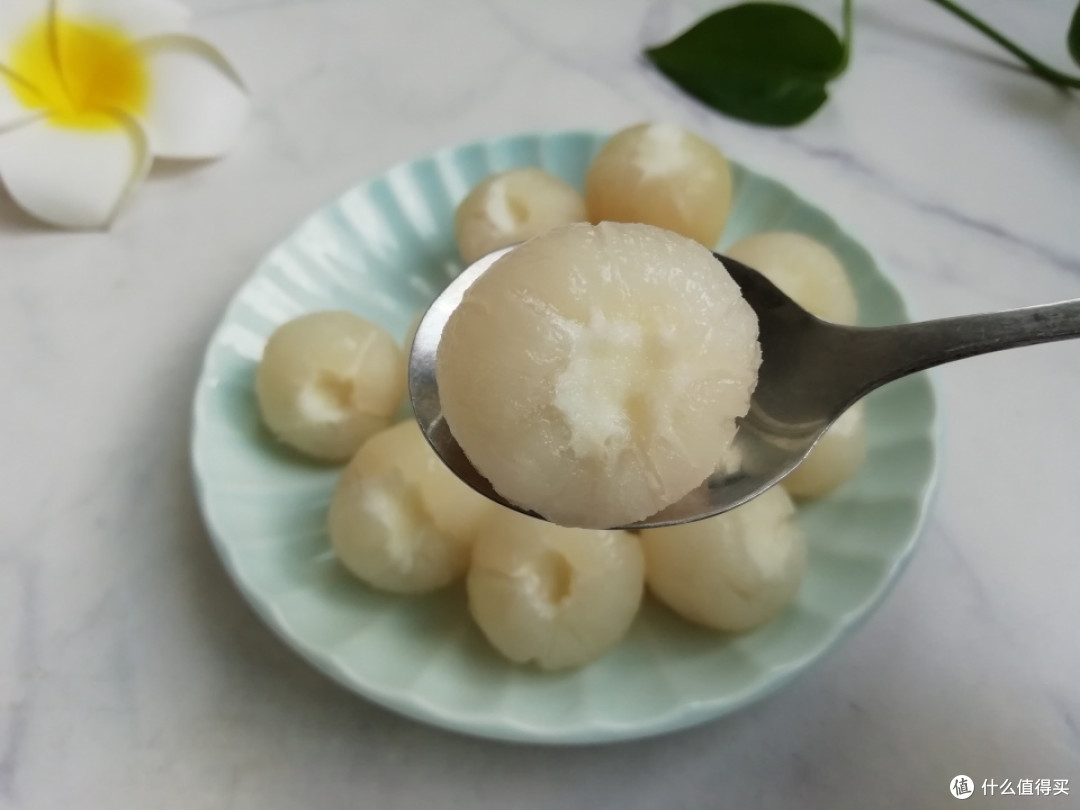 这果正当季，去皮去核加一物放冰箱一冻，冰甜爽口，比吃雪糕过瘾