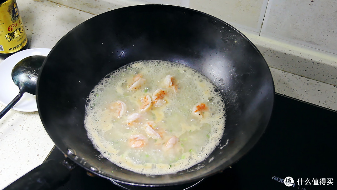 美味滑蛋虾仁特别简单，给你详细的配方，照着在家就能做