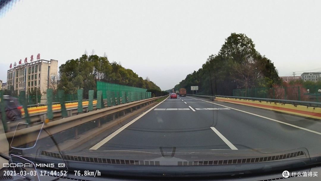 高速行驶如何正确地跟车,跟错了会违章,你跟对了吗