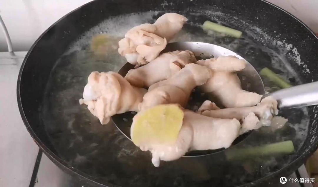 电饭煲版的盐焗鸡翅,软烂入味,不仅好吃,而且还好看
