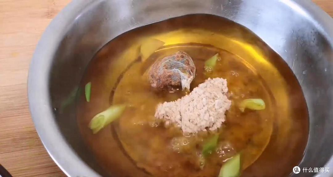 电饭煲版的盐焗鸡翅,软烂入味,不仅好吃,而且还好看