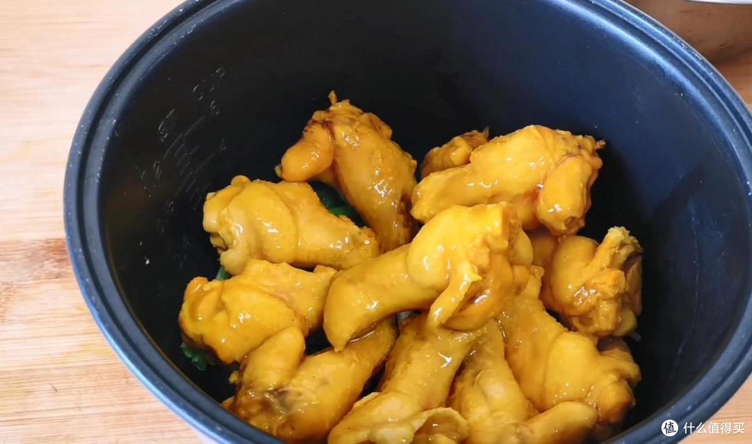 电饭煲版的盐焗鸡翅,软烂入味,不仅好吃,而且还好看