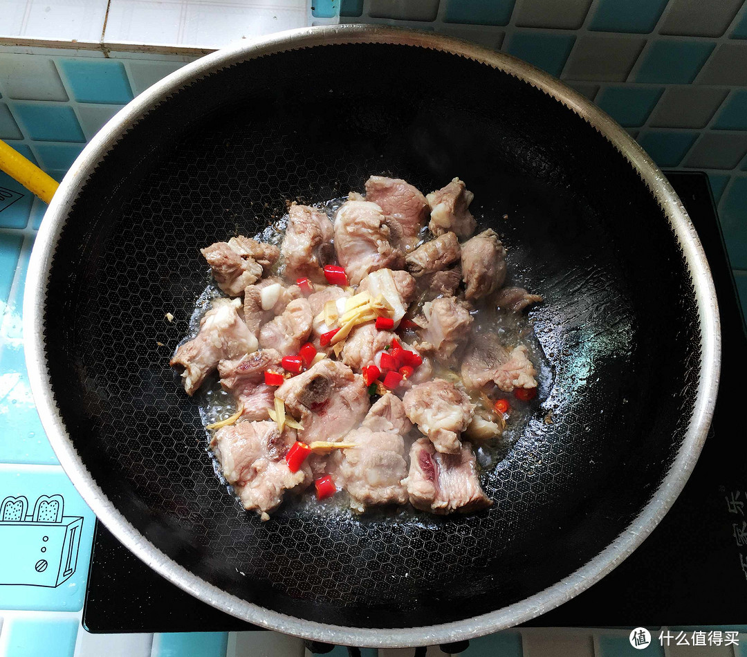 夏天，我家最爱这样吃排骨，一碗酱汁倒进锅里，酥烂入味，特别香