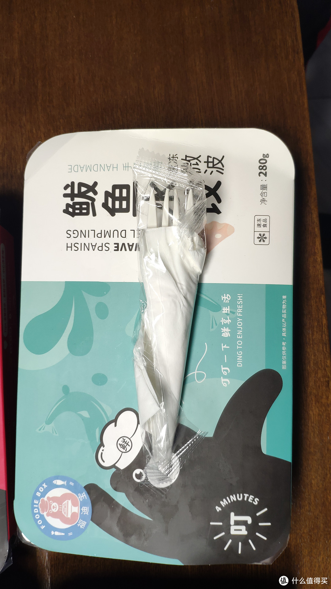 每盒的包装内侧，还夹着纸巾和塑料叉子，也算用心了，不过这东西既然是用微波炉做熟，也不存在在外面吃的情况，塑料叉子略显不环保，毕竟再懒的人，家里总会有餐具的吧