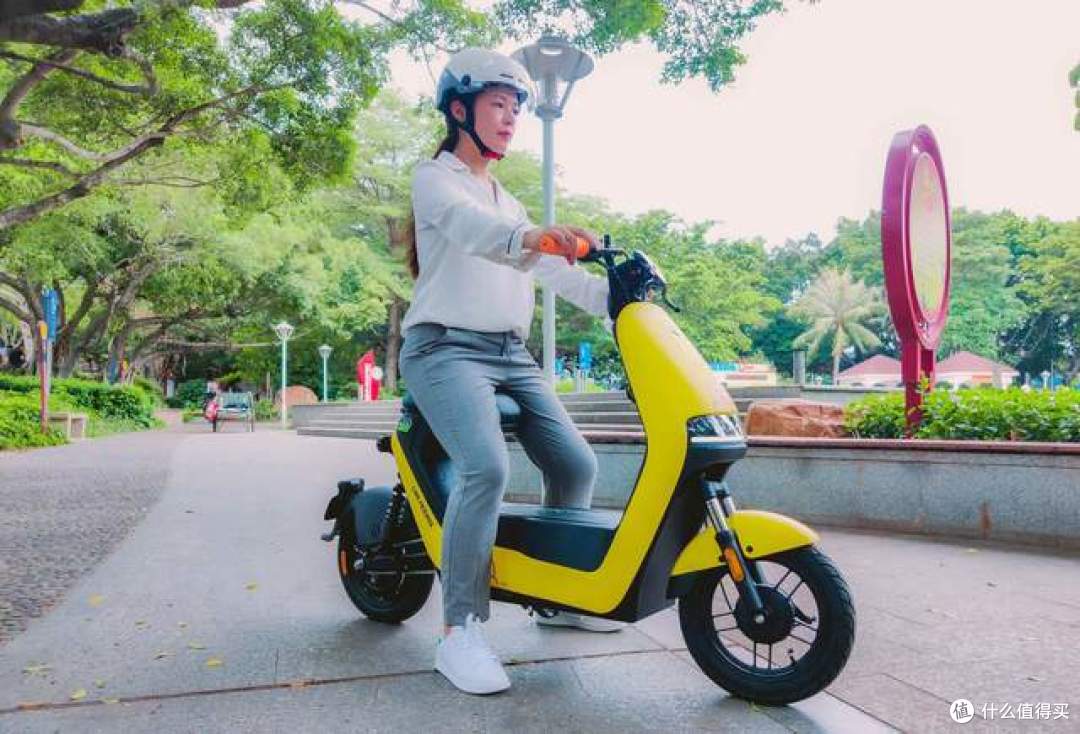 媳妇当车模,九号电动车A40莎莉合作款评测:买得起的平价+不再担心头盔没地放