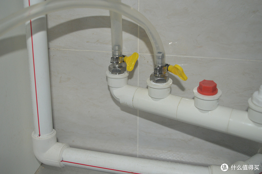 软水机排水管、盐箱溢流管连接至下水管并用卡箍固定紧