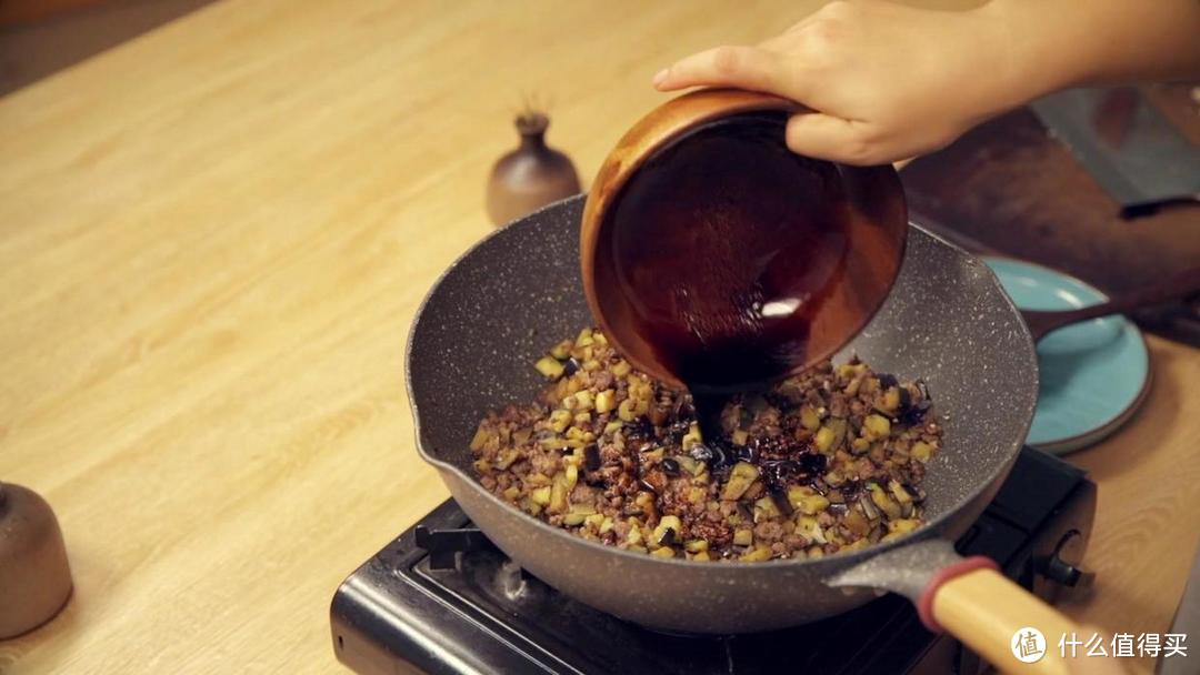 电饭煲茄子肉末焖饭，每一粒米饭都被酱汁包裹住