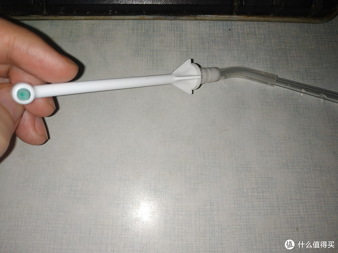 用4*6mm硅胶管把欧乐B冲牙器旋射喷头接到英普利M6喷头上(硬插会弄坏,索性切开看弹膜泵啥样)