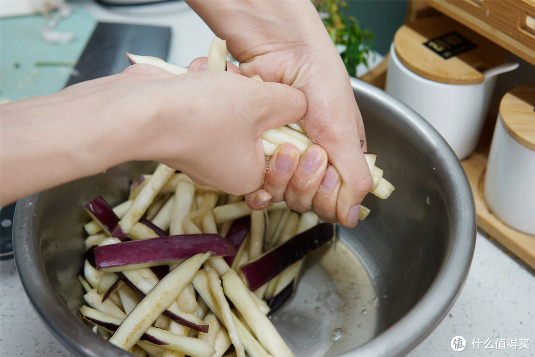 炒茄子时，记住“1腌2捏”，茄子不吸油不发黑，鲜香软嫩，好吃