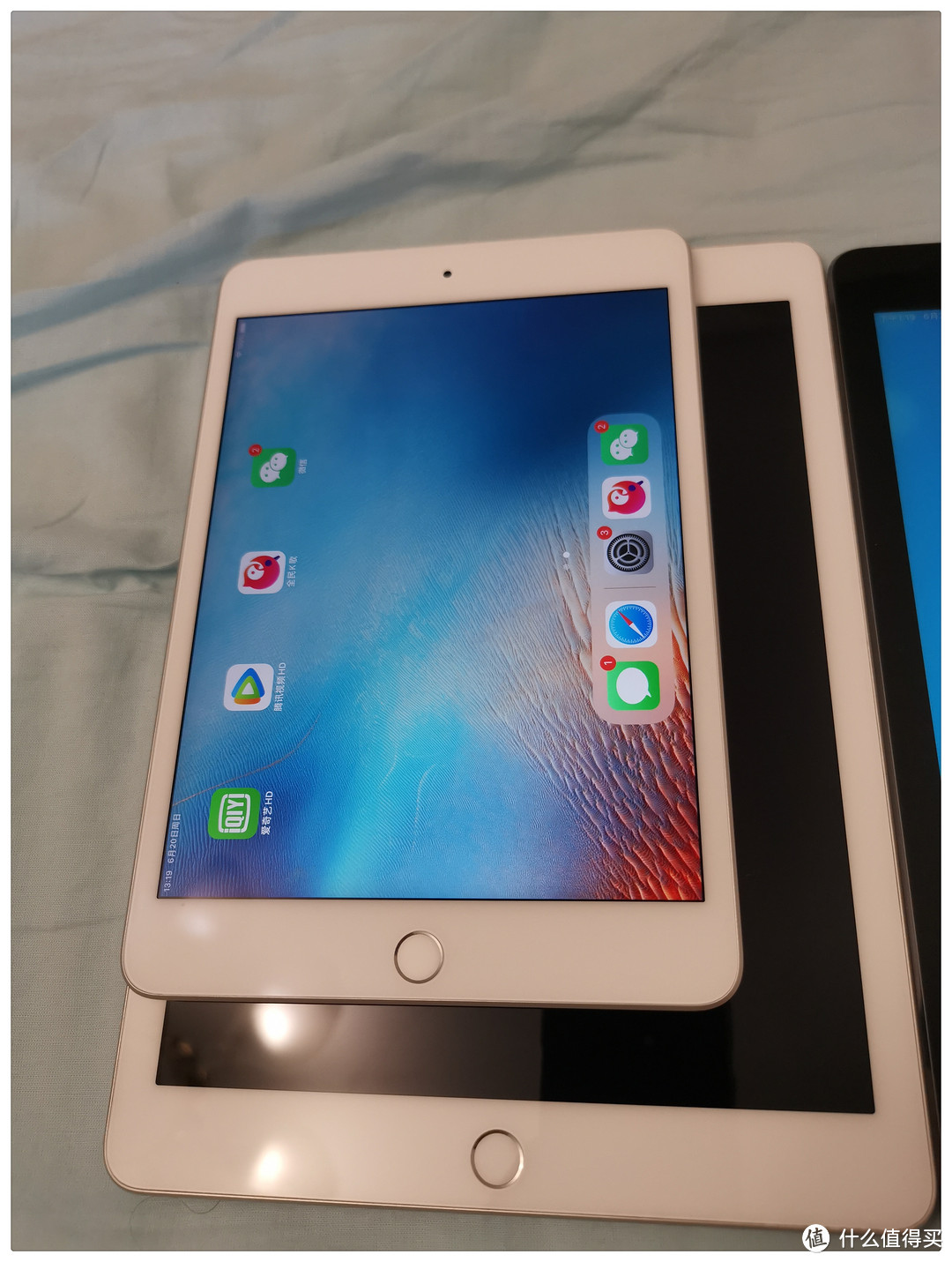 IPAD MINI 上 ， IPAD 8 下