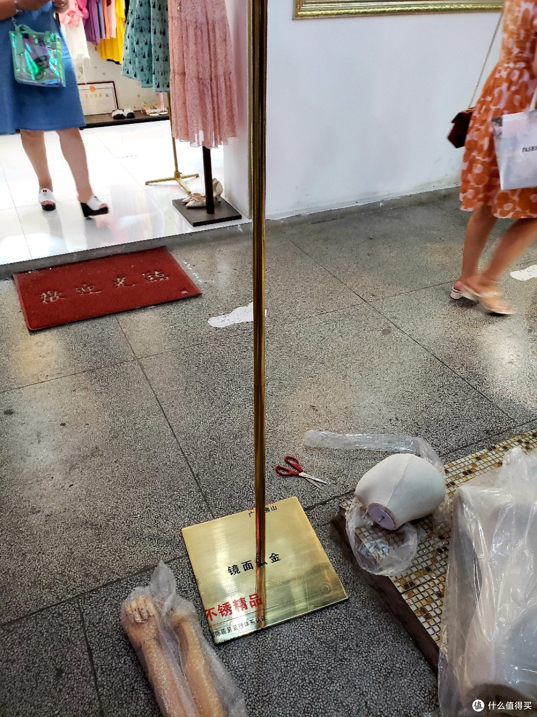 小店的装修之路,服装模特到货了
