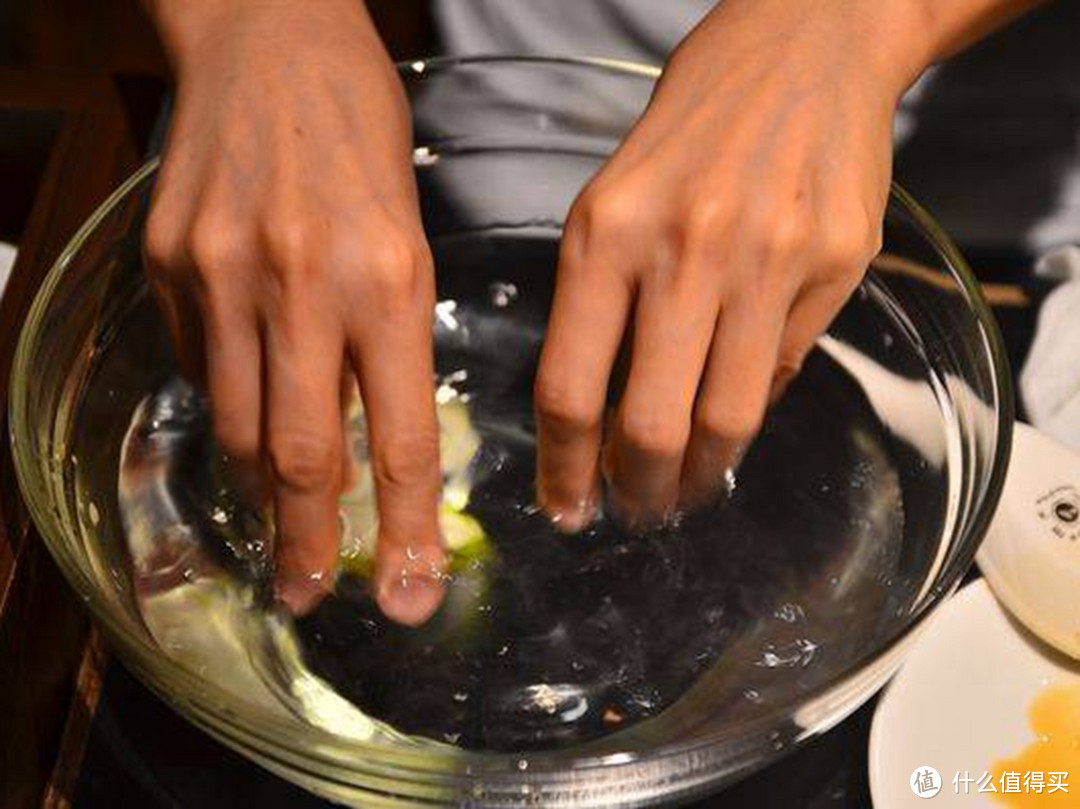 吃西餐服务员为啥要先端一碗柠檬水别直接喝掉免得被笑话