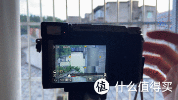 即使换成更加轻便的GX85，在长焦端拍摄时，手触碰相机时也会有轻微颤动。