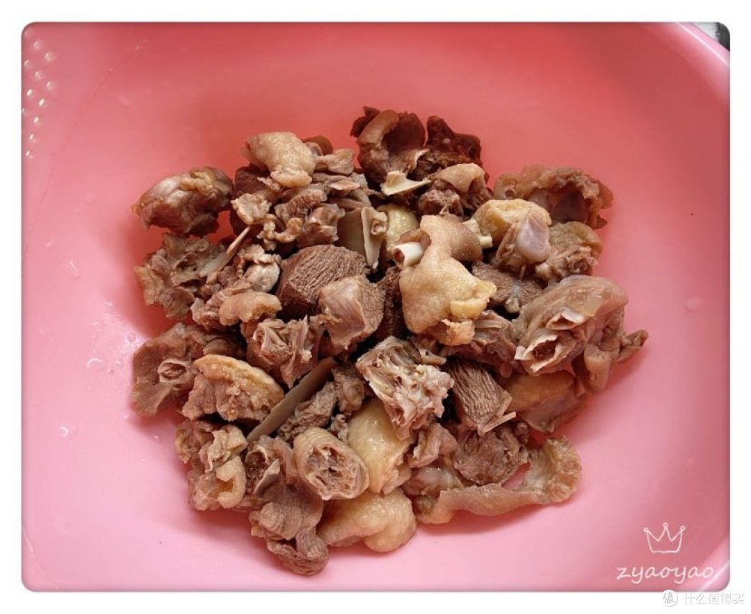 鸭子剁块焯水洗净备用