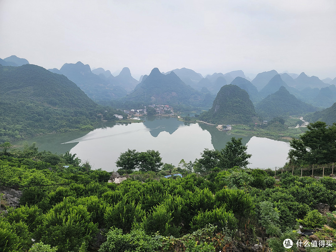 桂林到景区大概一个多小时的车程，路上可以向农民购买荔枝、香蕉、芒果，果实新鲜，价格低廉